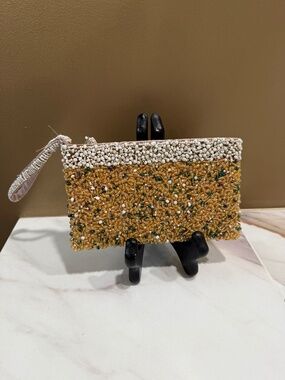 Beaded wristlet, gold and white beading, zipper top closure